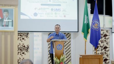 Narasumber menyampaikan materi dalam Seminar dan Rapat Anggota I 2026 ADPI KOMDA V Jawa Tengah dan DIY di Universitas Muhammadiyah Surakarta.
