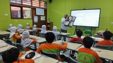 Guru PAI mengajar siswa kelas III menggunakan layar sentuh Interactive Flat Panel (IFP) di SD Muhammadiyah 1 Ketelan Surakarta.