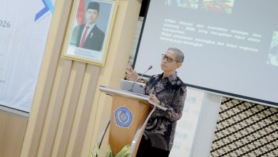 Prof. Dr. Bambang Setiaji, M.Si., Guru Besar Fakultas Ekonomi dan Bisnis UMS, menyampaikan materi tentang dampak perang Timur Tengah terhadap ekonomi dan dana pensiun.