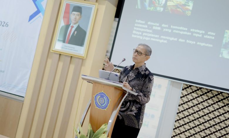 Prof. Dr. Bambang Setiaji, M.Si., Guru Besar Fakultas Ekonomi dan Bisnis UMS, menyampaikan materi tentang dampak perang Timur Tengah terhadap ekonomi dan dana pensiun.