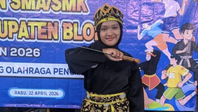Atlet Tapak Suci SMA At-Tajdid Cepu, Gita Safitri Kholifatuzzahra, berpose usai meraih Juara 2 O2SN tingkat SMA sederajat.