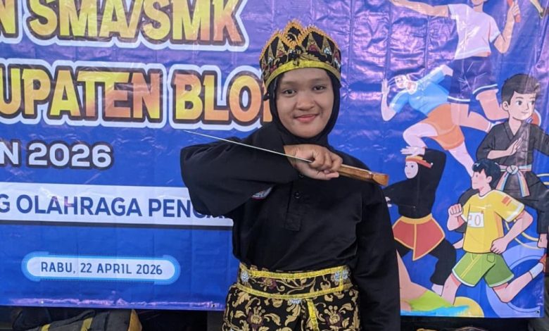Atlet Tapak Suci SMA At-Tajdid Cepu, Gita Safitri Kholifatuzzahra, berpose usai meraih Juara 2 O2SN tingkat SMA sederajat.