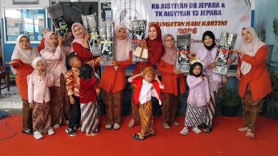 Orang tua dan siswa KB Aisyiyah 08 Jepara serta TK Aisyiyah 13 Jepara berfoto bersama dalam peringatan Hari Kartini 2026.