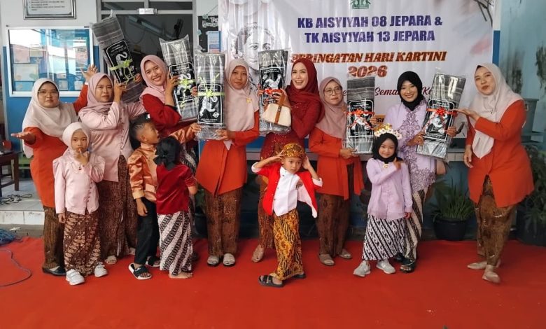 Orang tua dan siswa KB Aisyiyah 08 Jepara serta TK Aisyiyah 13 Jepara berfoto bersama dalam peringatan Hari Kartini 2026.