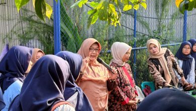 Dosen pembimbing memberikan penjelasan kepada mahasiswa FK UMP saat kunjungan edukatif di Kebun Kedokteran Herbal Karangsari.
