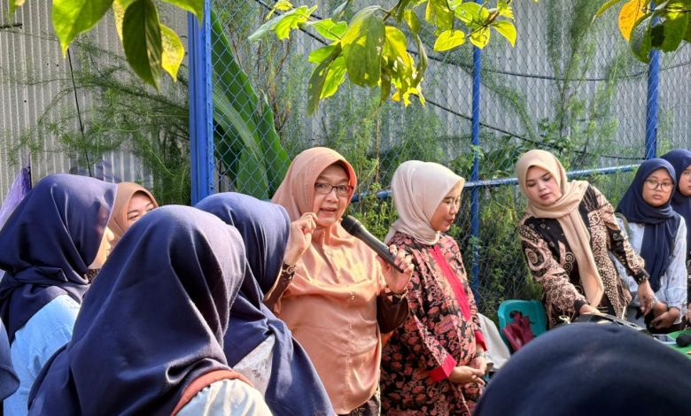 Dosen pembimbing memberikan penjelasan kepada mahasiswa FK UMP saat kunjungan edukatif di Kebun Kedokteran Herbal Karangsari.