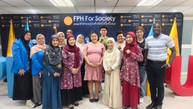 Tim kolaborasi UMS, UNIMUS, dan Thammasat University berfoto bersama peserta usai kegiatan edukasi kesehatan mental mahasiswa di era digital di Thailand.