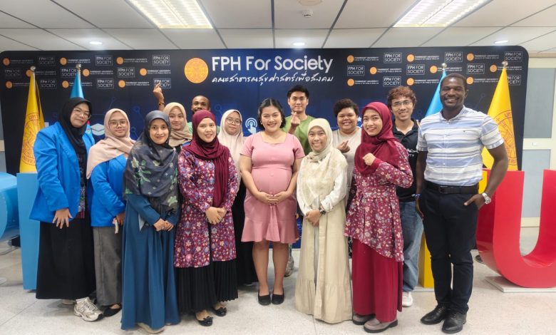 Tim kolaborasi UMS, UNIMUS, dan Thammasat University berfoto bersama peserta usai kegiatan edukasi kesehatan mental mahasiswa di era digital di Thailand.