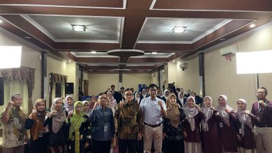 Peserta program Sit In University dari SMA Muhammadiyah 2 Mayong berfoto bersama pimpinan dan sivitas UMKU di kampus Universitas Muhammadiyah Kudus.
