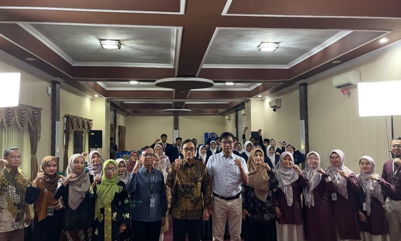 Peserta program Sit In University dari SMA Muhammadiyah 2 Mayong berfoto bersama pimpinan dan sivitas UMKU di kampus Universitas Muhammadiyah Kudus.