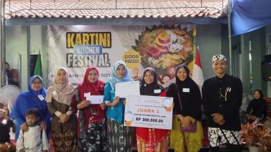 Peserta berfoto bersama usai menerima penghargaan dalam Kartini Kitchen Festival 2026 yang digelar MI Muhammadiyah Botoputih di Temanggung.