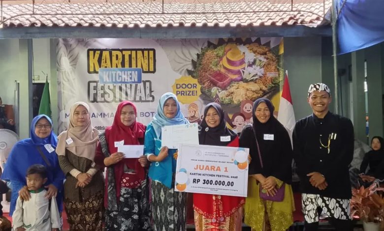 Peserta berfoto bersama usai menerima penghargaan dalam Kartini Kitchen Festival 2026 yang digelar MI Muhammadiyah Botoputih di Temanggung.