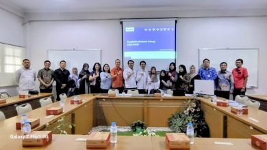 Pimpinan FHIP UMS, perwakilan Ikatan Notaris Indonesia Sukoharjo, dan mahasiswa berfoto bersama usai penandatanganan kerja sama praktik profesional di Ruang Sidang Dekanat FHIP UMS.