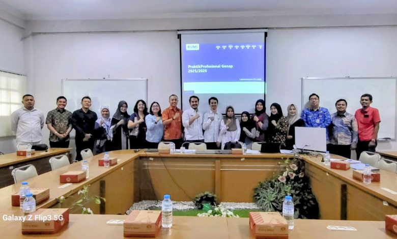 Pimpinan FHIP UMS, perwakilan Ikatan Notaris Indonesia Sukoharjo, dan mahasiswa berfoto bersama usai penandatanganan kerja sama praktik profesional di Ruang Sidang Dekanat FHIP UMS.
