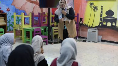 Dosen PG PAUD UMS memberikan materi kepada mahasiswa dalam kegiatan Training of Trainer untuk menyiapkan fasilitator pembelajaran anak usia dini.