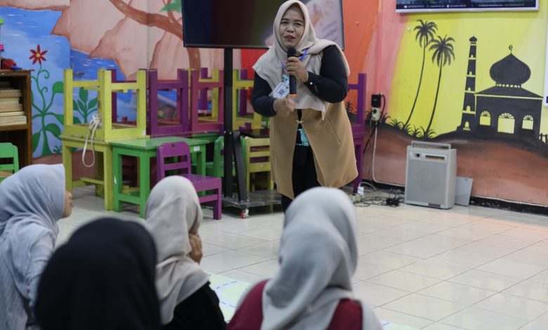 Dosen PG PAUD UMS memberikan materi kepada mahasiswa dalam kegiatan Training of Trainer untuk menyiapkan fasilitator pembelajaran anak usia dini.