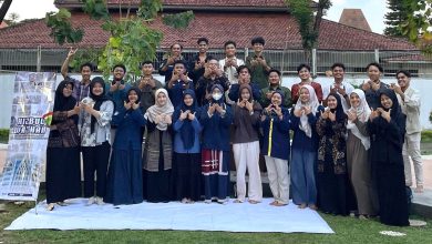 Peserta diskusi terbuka HW UMS berfoto bersama usai kegiatan pelestarian alam di area terbuka kampus.
