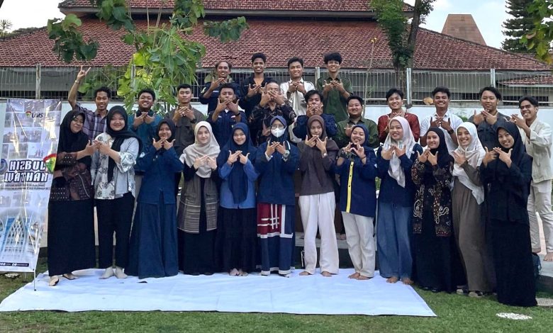 Peserta diskusi terbuka HW UMS berfoto bersama usai kegiatan pelestarian alam di area terbuka kampus.
