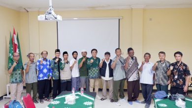 Peserta Rakor MPM PDM Cilacap berfoto bersama usai membahas penguatan program qurban dan dam haji berbasis pemberdayaan umat di RS PKU Muhammadiyah Aghisna Kroya.