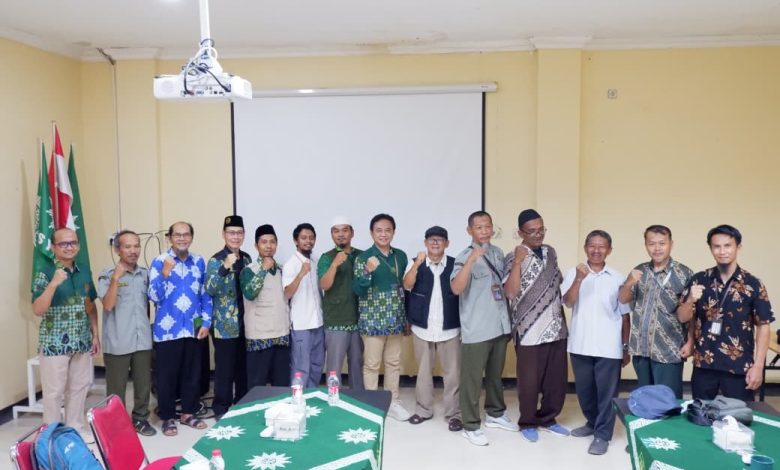 Peserta Rakor MPM PDM Cilacap berfoto bersama usai membahas penguatan program qurban dan dam haji berbasis pemberdayaan umat di RS PKU Muhammadiyah Aghisna Kroya.