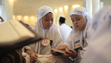 Dua siswi SD Muhammadiyah Palur membaca Al-Qur’an bersama dalam kegiatan Halaqah Akbar Qur’an Bin Nadhor di Masjid Sheikh Zayed Solo.