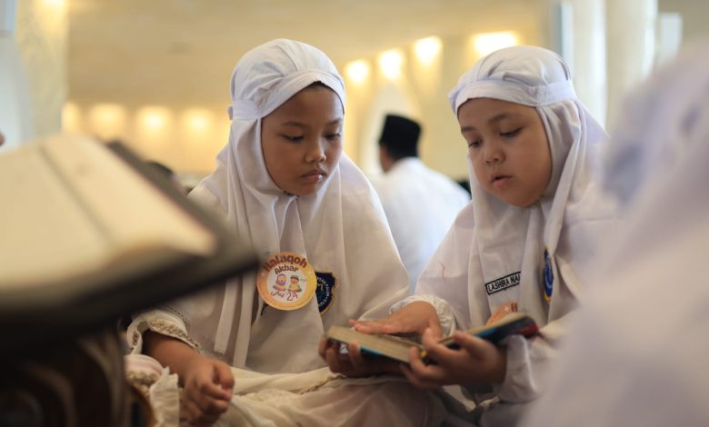 Dua siswi SD Muhammadiyah Palur membaca Al-Qur’an bersama dalam kegiatan Halaqah Akbar Qur’an Bin Nadhor di Masjid Sheikh Zayed Solo.