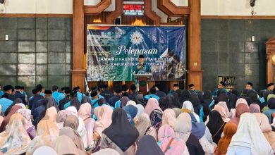 Pelepasan 194 calon jemaah haji KBIH Miftahul Ulum Kabupaten Pekalongan di Masjid Raya Al Khuzaemah Kajen.