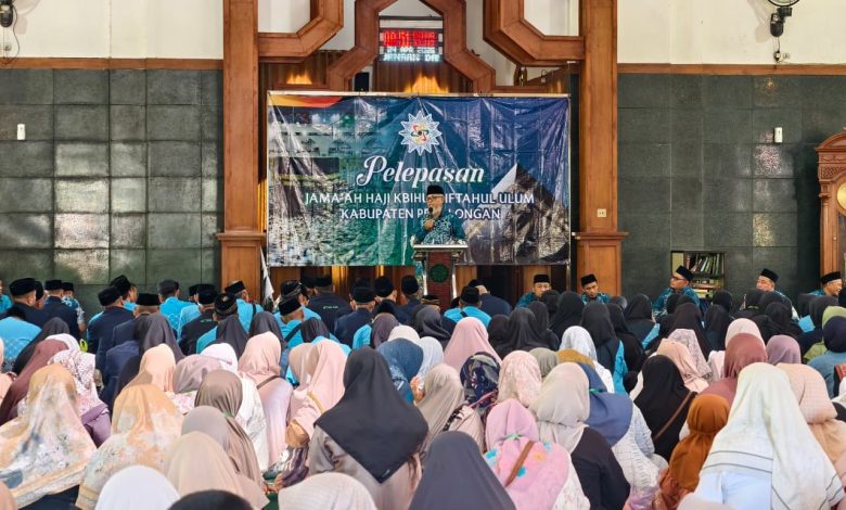 Pelepasan 194 calon jemaah haji KBIH Miftahul Ulum Kabupaten Pekalongan di Masjid Raya Al Khuzaemah Kajen.