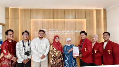 Perwakilan IMM Jateng dan IMM DIY menyerahkan policy brief Holistik IMM Care kepada MPKU PP Muhammadiyah.