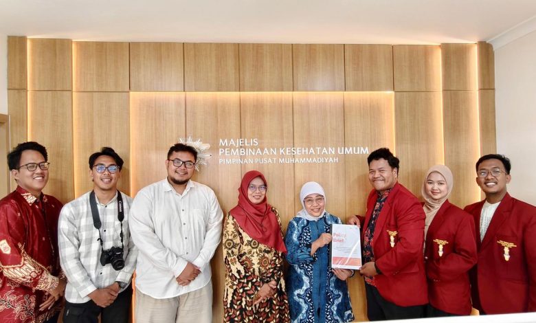 Perwakilan IMM Jateng dan IMM DIY menyerahkan policy brief Holistik IMM Care kepada MPKU PP Muhammadiyah.