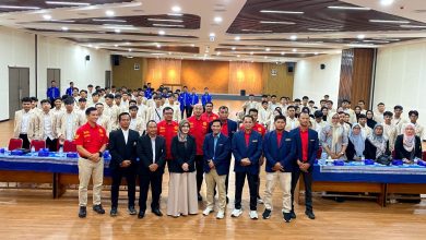 Peserta studi banding Universitas Garut berfoto bersama jajaran UMS dalam kegiatan penguatan Pendidikan Jasmani berbasis OBE di Surakarta.