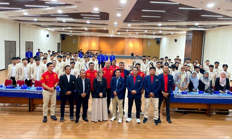Peserta studi banding Universitas Garut berfoto bersama jajaran UMS dalam kegiatan penguatan Pendidikan Jasmani berbasis OBE di Surakarta.