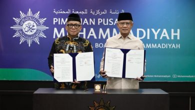 PP Muhammadiyah dan BPJS Ketenagakerjaan menunjukkan dokumen kerja sama strategis tentang jaminan sosial ketenagakerjaan di Yogyakarta.