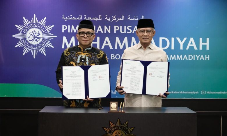 PP Muhammadiyah dan BPJS Ketenagakerjaan menunjukkan dokumen kerja sama strategis tentang jaminan sosial ketenagakerjaan di Yogyakarta.