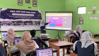Mahasiswa KKN-DIK UMS memberikan pelatihan media IT pembelajaran kepada guru di SMA Muhammadiyah 3 Gondangrejo, Karanganyar.