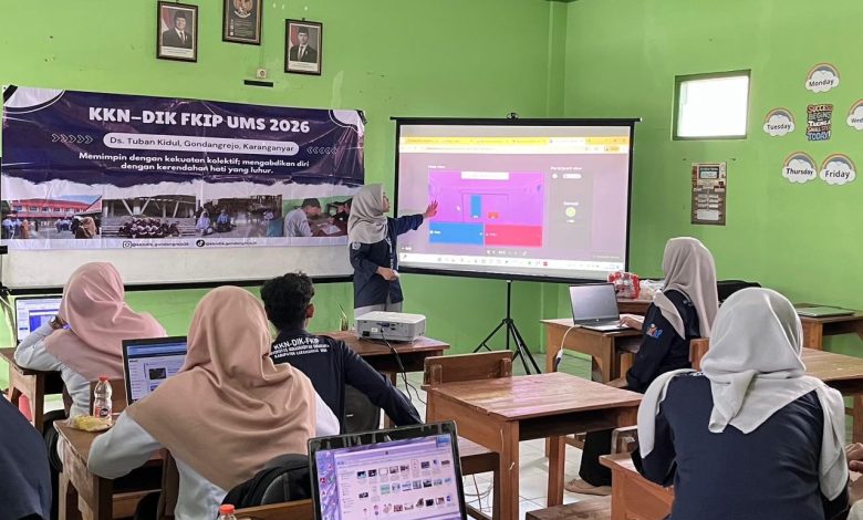 Mahasiswa KKN-DIK UMS memberikan pelatihan media IT pembelajaran kepada guru di SMA Muhammadiyah 3 Gondangrejo, Karanganyar.