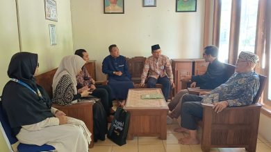 Rombongan UMY berdiskusi dengan pengelola PonpesMU Manafi’ul ‘Ulum Boyolali terkait sinergi program pengabdian masyarakat.