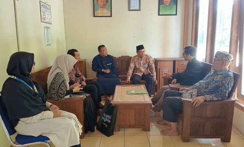 Rombongan UMY berdiskusi dengan pengelola PonpesMU Manafi’ul ‘Ulum Boyolali terkait sinergi program pengabdian masyarakat.