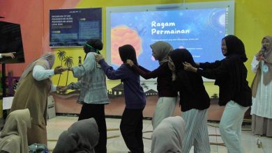 Mahasiswa PG PAUD UMS mempraktikkan game edukatif dalam kegiatan Training of Trainer di Laboratorium PG PAUD.