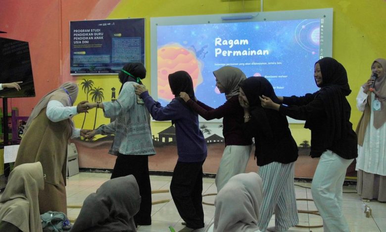Mahasiswa PG PAUD UMS mempraktikkan game edukatif dalam kegiatan Training of Trainer di Laboratorium PG PAUD.