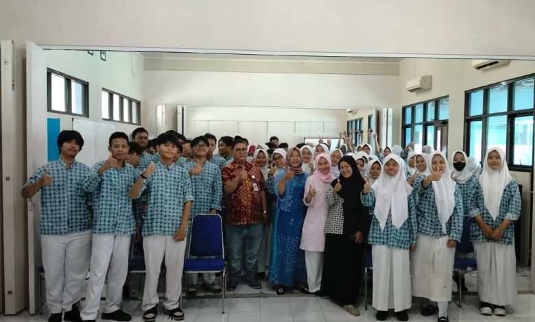 Murid kelas XII SMK Muhammadiyah 1 Semarang mengikuti MAPETA Mutusmart untuk kesiapan dunia kerja.