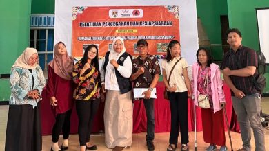 Dosen UNIMMA bersama peserta pelatihan mitigasi bencana inklusif untuk komunitas disabilitas di Kota Magelang.