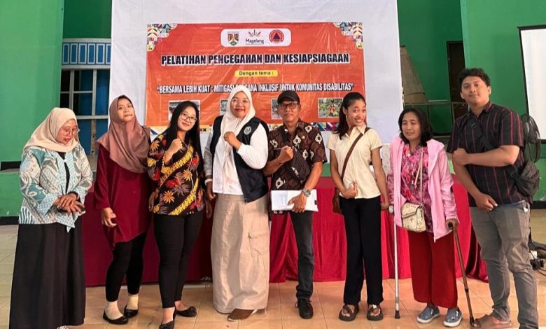 Dosen UNIMMA bersama peserta pelatihan mitigasi bencana inklusif untuk komunitas disabilitas di Kota Magelang.