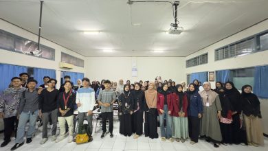 Peserta diskusi politik perempuan HPKP PK IMM Buya Hamka UMP dan Sospol BEM FAI UMP berfoto bersama di ruang kelas kampus UMP.
