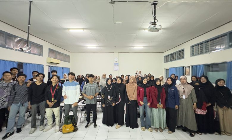 Peserta diskusi politik perempuan HPKP PK IMM Buya Hamka UMP dan Sospol BEM FAI UMP berfoto bersama di ruang kelas kampus UMP.