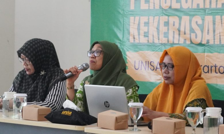 Narasumber workshop SOP penanganan kekerasan di perguruan tinggi menyampaikan materi di UNISA Yogyakarta.