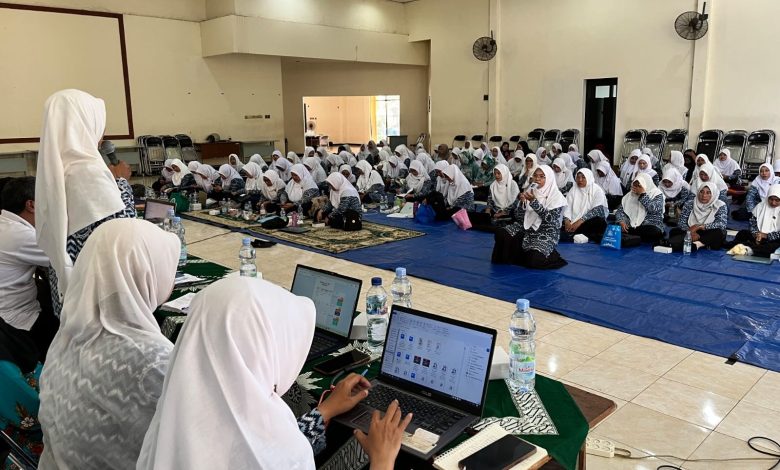 Peserta pelatihan keuangan TK/KB Aisyiyah Pekalongan mengikuti materi pengelolaan keuangan berbasis aplikasi bersama IGABA dan Lazismu.