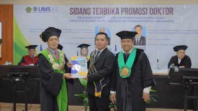 Muhammad Alfi Syahrin menerima dokumen kelulusan dalam sidang terbuka promosi doktor PAI UMS.