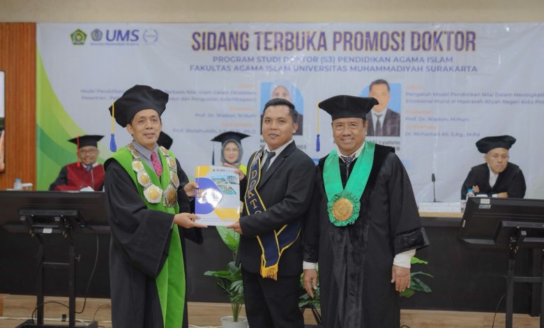 Muhammad Alfi Syahrin menerima dokumen kelulusan dalam sidang terbuka promosi doktor PAI UMS.