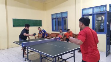 Peserta Pekan Olahraga Tenis Meja PCPM Kandangan bermain tenis meja di SMP Muhammadiyah 5 Kandangan.